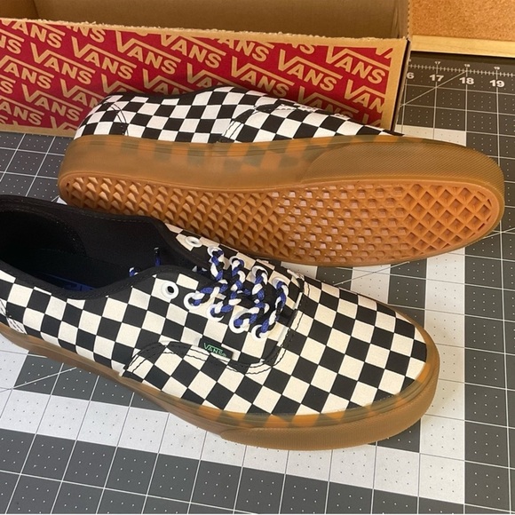 Vans
Brand new
Classics
Checkered
Gum sole - Picture 4 of 11